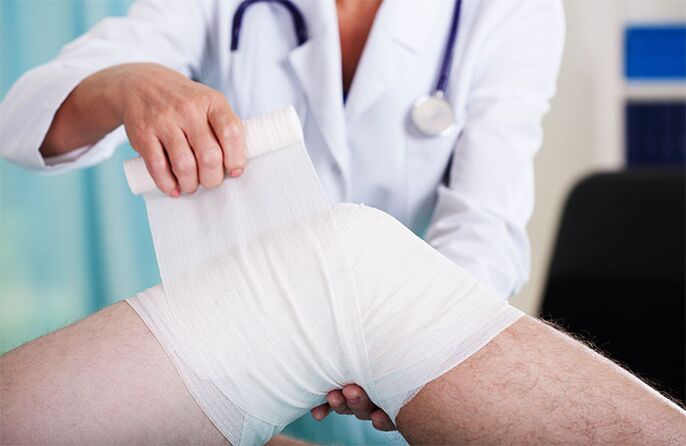 Doctor connects the knee joint with osteoarthritis